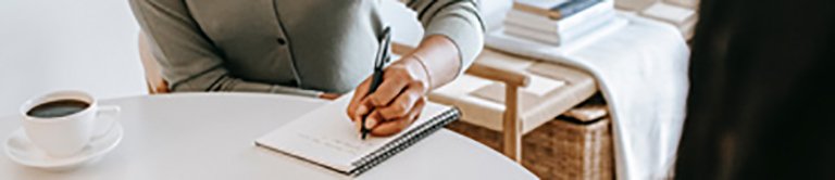 online psychology tests, mypsychologytests.com, the picture shows a woman holding a pen in her hand